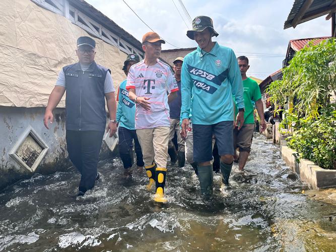 Wali Kota Ratu Dewa Tinjau Genangan Air di SU II, Kerahkan PUPR dan Serahkan Bantuan untuk Warga