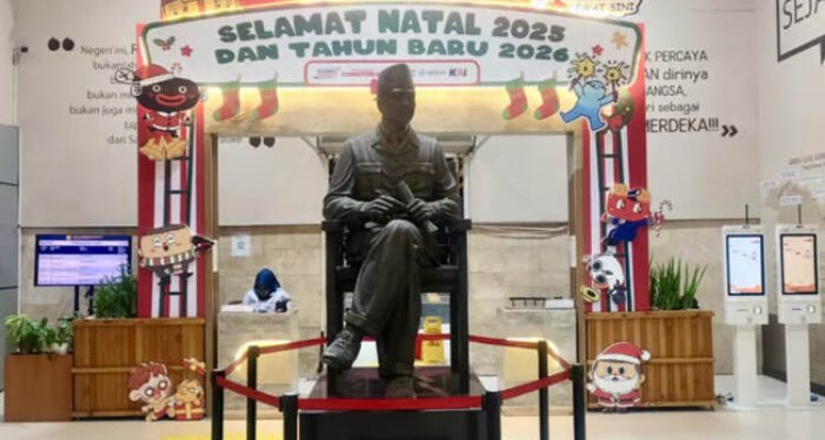 KAI Daop 7 Madiun Hadirkan Ornamen Tematik Natal dan Tahun Baru di Stasiun. Foto : viralsumsel.com