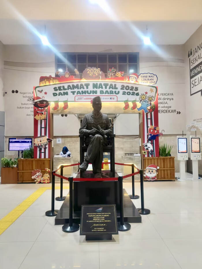KAI Daop 7 Madiun Hadirkan Ornamen Tematik Natal dan Tahun Baru di Stasiun. Foto : viralsumsel.com
