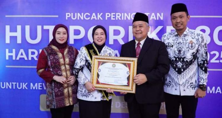 Dewi Sastrani Dikukuhkan Jadi Ibunda Guru Kota Palembang