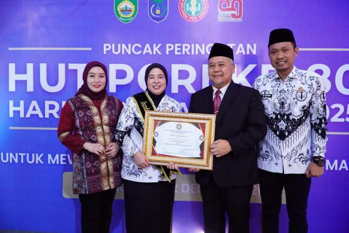 Dewi Sastrani Dikukuhkan Jadi Ibunda Guru Kota Palembang