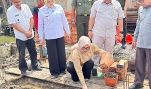 Senator Hj Eva Susanti Turun Langsung Bantu Bedah Rumah di Banyuasin, Gunakan Dana Pribadi untuk Warga Kurang Mampu