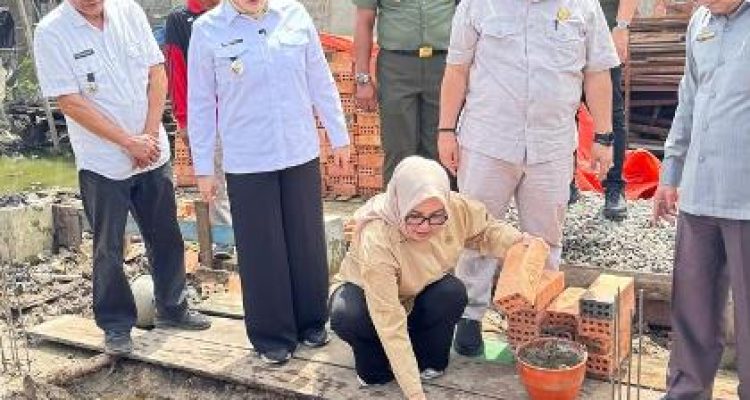 Senator Hj Eva Susanti Turun Langsung Bantu Bedah Rumah di Banyuasin, Gunakan Dana Pribadi untuk Warga Kurang Mampu