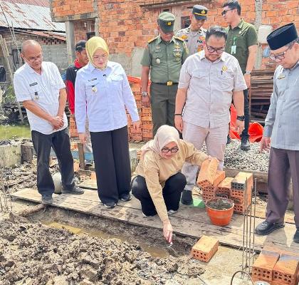 Senator Hj Eva Susanti Turun Langsung Bantu Bedah Rumah di Banyuasin, Gunakan Dana Pribadi untuk Warga Kurang Mampu