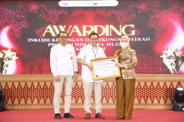 Feby Deru Raih Penghargaan Dari OJK Sumsel atas Literasi dan Pemberdayaan Perempuan