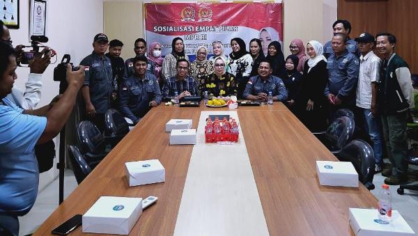 Hj Eva Susanti Sosialisasikan 4 Pilar MPR RI kepada Jurnalis Siber di Palembang
