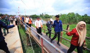 Antusiasme Warga Menggema Sambut Kunker Gubernur Herman Deru Tinjau Jembatan Sukanegeri–Kangkung OKU Timur Antusiasme Warga Menggema Sambut Kunker Gubernur Herman Deru Tinjau Jembatan Sukanegeri–Kangkung OKU Timur
