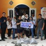 Hj Eva Susanti Salurkan Bantuan Bibit Ikan untuk Kelompok Pembesaran Ikan Kalidoni