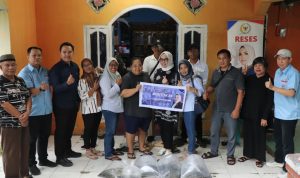 Hj Eva Susanti Salurkan Bantuan Bibit Ikan untuk Kelompok Pembesaran Ikan Kalidoni