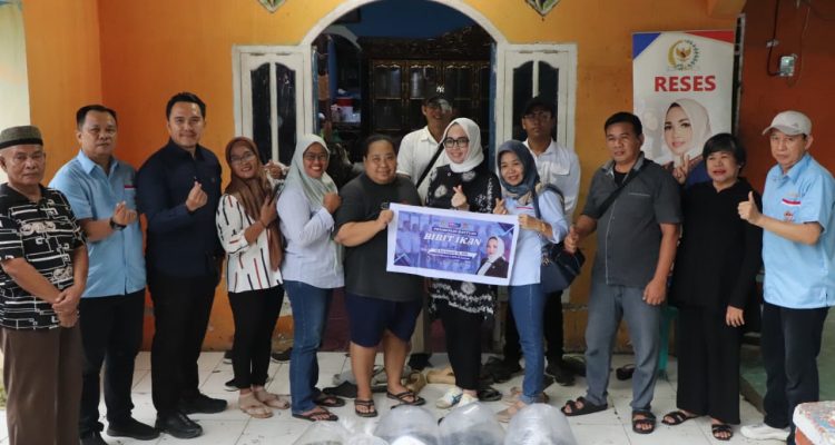 Hj Eva Susanti Salurkan Bantuan Bibit Ikan untuk Kelompok Pembesaran Ikan Kalidoni