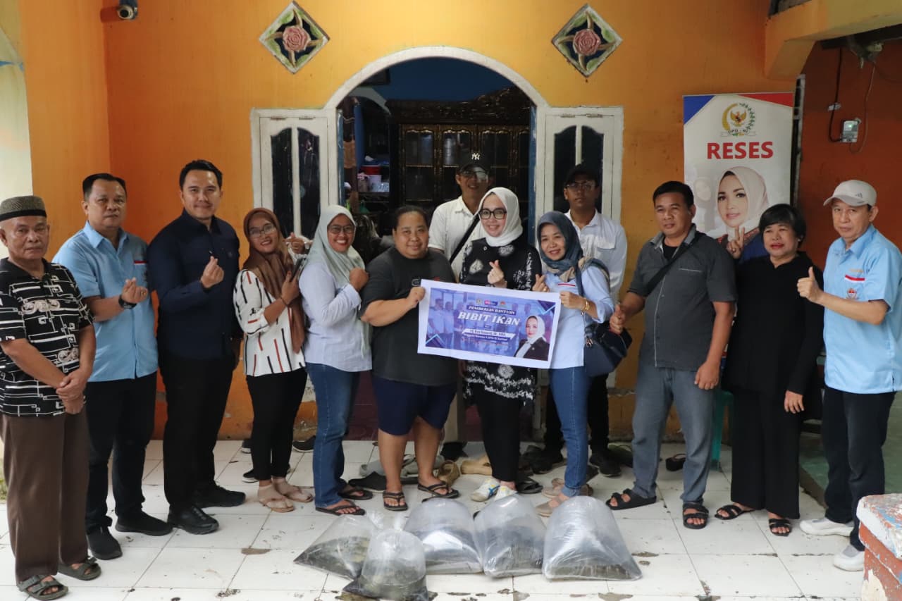 Hj Eva Susanti Salurkan Bantuan Bibit Ikan untuk Kelompok Pembesaran Ikan Kalidoni