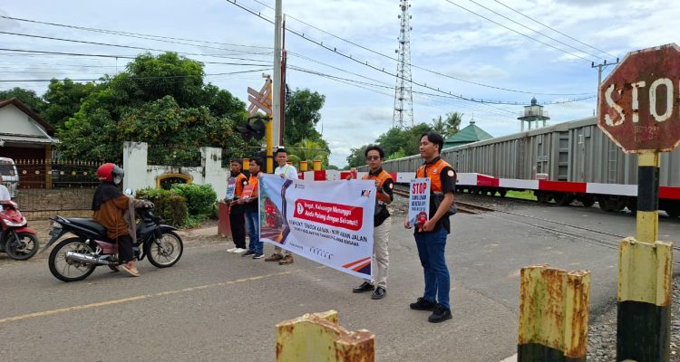Tekan Risiko Kecelakaan Nataru 2025/2026, KAI Divre III Palembang Gandeng OPKA Sumsel Sosialisasikan Keselamatan Perlintasan
