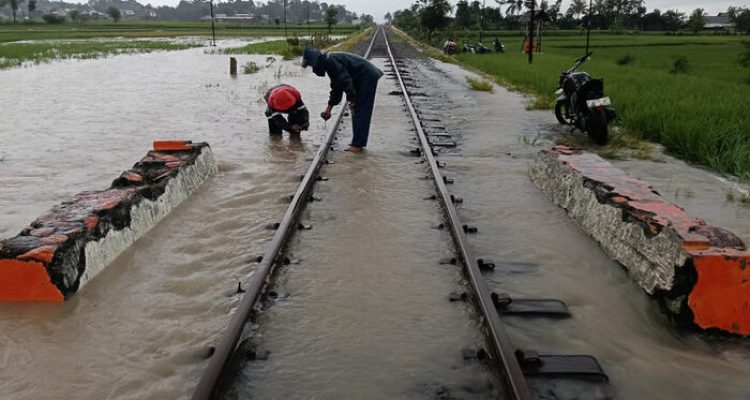 Luapan Air di Petak Jalan Cianjur – Cibeber Tidak Mengganggu Perjalanan KA Siliwangi. Foto: viralsumsel.com