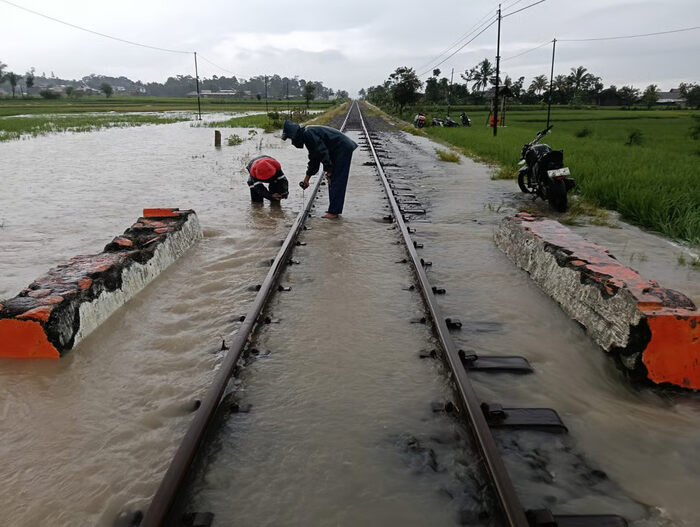 Luapan Air di Petak Jalan Cianjur – Cibeber Tidak Mengganggu Perjalanan KA Siliwangi. Foto: viralsumsel.com