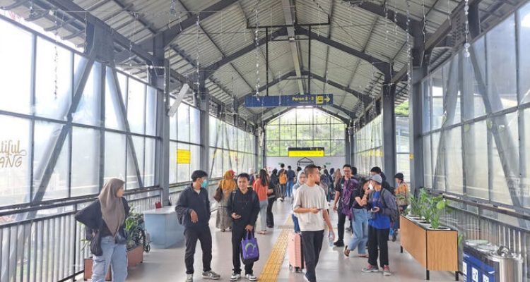 KAI Daop 8 Surabaya Siap Layanan Angkutan Natal dan Tahun Baru 2025/2026. Foto: viralsumsel.com
