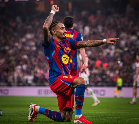 Raphinha Bersinar, Barcelona Amankan Tiket Final Piala Super Spanyo