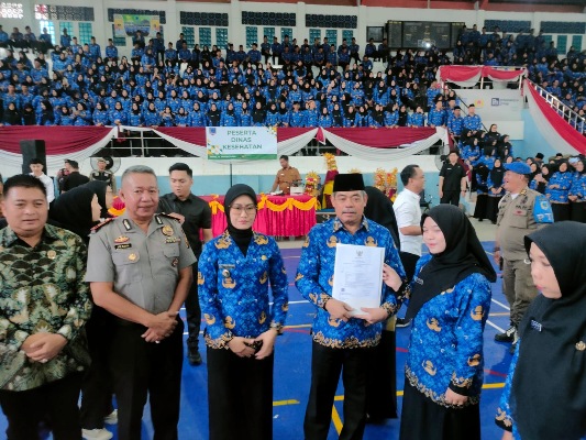 Bupati Lahat Serahkan SK kepada 2.785 PPPK Paruh Waktu, Tegaskan Disiplin dan Kinerja Aparatur