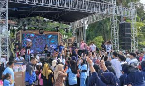 Dari Balik Jeruji ke Panggung Rakyat Nato Band & Musik Daul Lapas Pamekasan Guncang Ribuan Warga Pamekasan (Foto : viralsumsel.com) Dari Balik Jeruji ke Panggung Rakyat Nato Band & Musik Daul Lapas Pamekasan Guncang Ribuan Warga Pamekasan (Foto : viralsumsel.com)