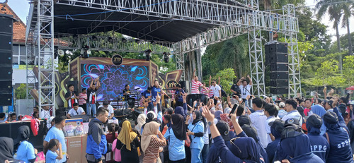 Dari Balik Jeruji ke Panggung Rakyat Nato Band & Musik Daul Lapas Pamekasan Guncang Ribuan Warga Pamekasan (Foto : viralsumsel.com)