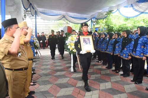 Pemprov Sumsel Lepas Jenazah Dr. Ekowati Retnaningsih dengan Upacara Kedinasan