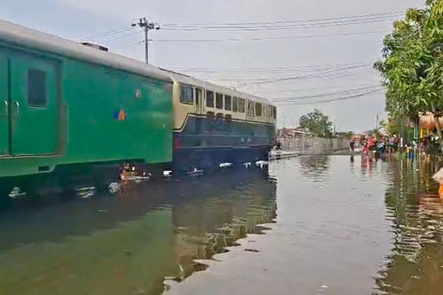 Genangan Air di Pekalongan–Sragi, Pastikan Seluruh KAJJ Daop 7 Madiun Tetap Tepat Waktu. Foto: viralsumsel.com