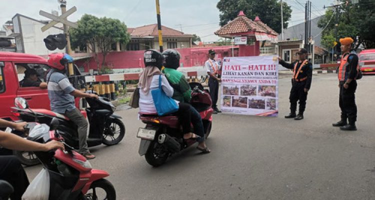 KAI Daop 2 Bandung Himbau Masyarakat Tertib Berlalu Lintas. Foto : viralsumsel.com