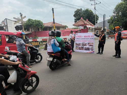 KAI Daop 2 Bandung Himbau Masyarakat Tertib Berlalu Lintas. Foto : viralsumsel.com