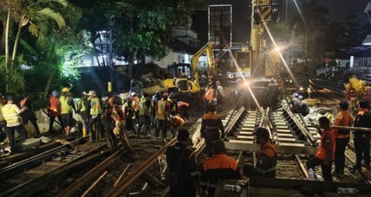 KAI Daop 2 Bandung Lakukan Penggantian Rel dan Wesel KA di Sejumlah Titik. Foto : viralsumsel.com