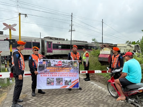 Serius Tekan Kecelakaan, KAI Daop 7 Madiun Lakukan 115 Sosialisasi Keselamatan Perlintasan Sepanjang 2025. Sumber : viralsumsel.com