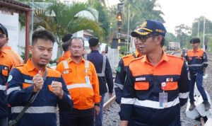 KAI Divre III Palembang Pastikan Keandalan Prasarana melalui Cek Lintas Jalan Kaki Wilayah Penimur. Sumber : VRITIMES.com