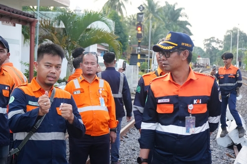KAI Divre III Palembang Pastikan Keandalan Prasarana melalui Cek Lintas Jalan Kaki Wilayah Penimur. Sumber : VRITIMES.com