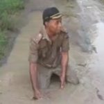 Viral Aksi Kepala Desa di Sragen Mandi di Jalan Rusak, Ini Penyebabnya