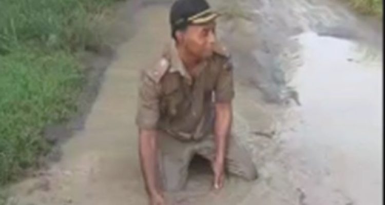 Viral Aksi Kepala Desa di Sragen Mandi di Jalan Rusak, Ini Penyebabnya