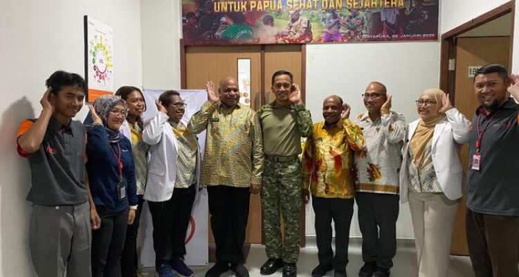 Kogabwilhan III Dorong Kesehatan di Papua lewat Bantuan Alat Bantu Dengar dan Sembako. Foto : viralsumsel.com
