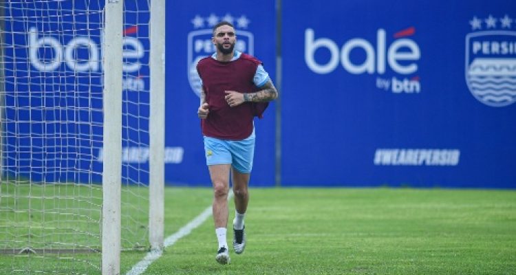 Layvin Kurzawa Mulai Latihan Bersama Persib Bandung, Bojan Hodak Belum Siap Turunkan di Pekan ke-19