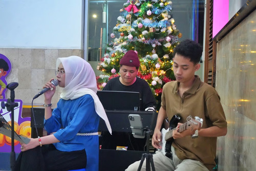 Libur Nataru Makin Berkesan, KAI Daop 7 Madiun Hadirkan Live Music di Stasiun Madiun (foto: viralsumsel.com)