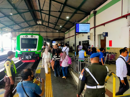 Lonjakan Penumpang KA Lokal Bias Tembus 148 Persen Saat Nataru, Bukti Kereta–Bandara Jadi Andalan Mobilitas Publik (Foto: viralsumsel.com)