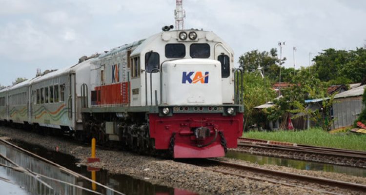 Normalisasi Jalur Pekalongan - Sragi yang Terdampak Banjir Terus Dilakukan, KA Berjalan 40 Kpj dan Tidak Ada Pembatalan Perjalanan. Foto: viralsumsel.com