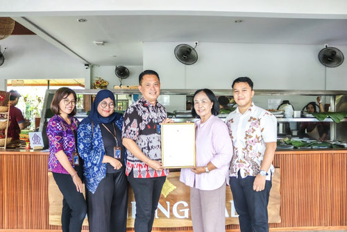 SUCOFINDO Perkuat Jaminan Produk Halal, Tuniang Bali Raih Sertifikat Halal. Foto: viralsumsel.com