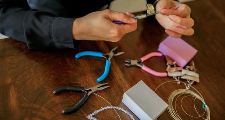 Satu Pekerjaan di Era Serba Hustle, Masih Masuk Akal atau Sudah Ketinggalan Zaman. Foto: viralsumsel.com