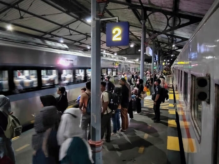 Puncak Kedatangan Libur Nataru di Daop 7 Madiun Capai 13.015 Penumpang, KAI Imbau Pelanggan Patuhi Aturan Bagasi demi Keselamatan dan Kenyamanan Bersama. Foto: viralsumsel.com