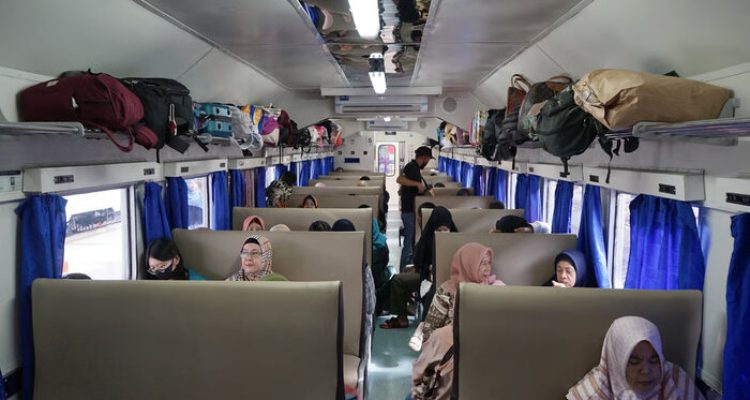 Dukung Mobilitas Masyarakat Lintas Daerah, KAI Divre III Palembang Lanjutkan Operasional Kereta Tambahan KA Rajabasa. Foto: viralsumsel.com