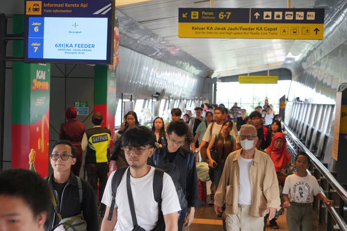 Hari Terakhir Angkutan Nataru 2025/2026, KAI Daop 2 Bandung Masih Layani Tingginya Pelanggan KA Jarak Jauh. Foto: viralsumsel.com