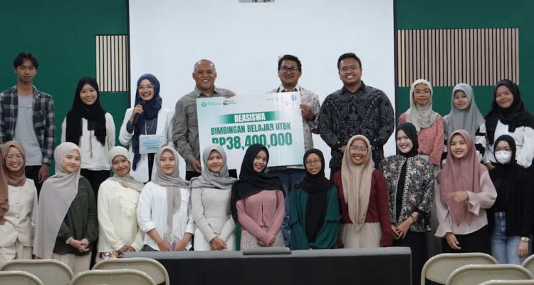 Bantu Teman Bersama Sakola Kembara Berkomitmen Membantu Siswa Lewat Beasiswa Pendidikan. Foto: viralsumsel.com