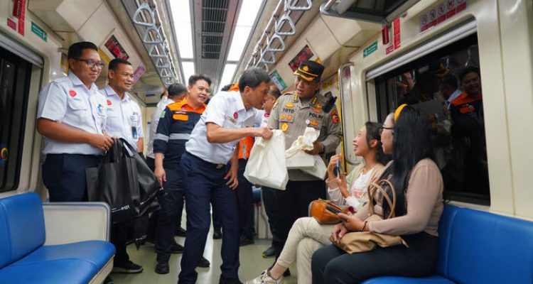 Dirut KAI Tinjau Kesiapan Operasional LRT Jabodebek pada Malam Pergantian Tahun. Foto: viralsumsel.com