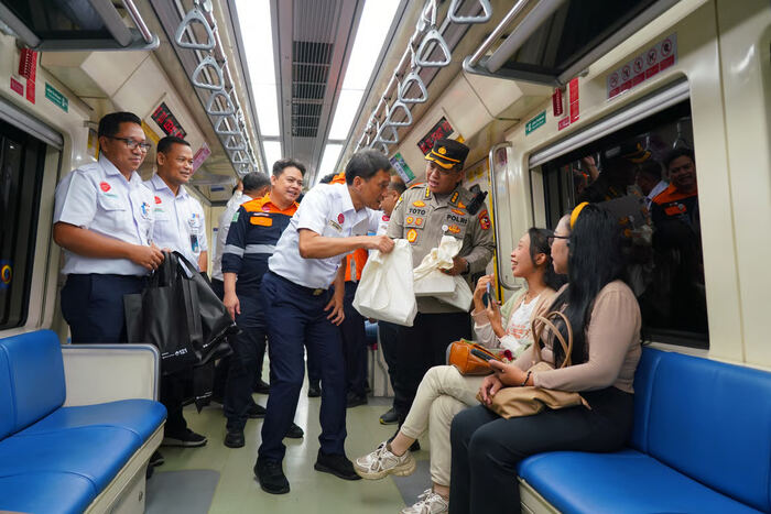 Dirut KAI Tinjau Kesiapan Operasional LRT Jabodebek pada Malam Pergantian Tahun. Foto: viralsumsel.com
