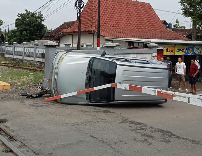 KAI Tegaskan Disiplin Berlalu Lintas di Perlintasan Sebidang, Kecelakaan di JPL 35 Kedunggalar Jadi Pengingat Keselamatan Bersama. Foto: viralsumsel.com