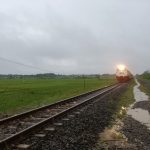 Jalur KA Tegowanu - Brumbung Aman Dilalui Usai Genangan Surut dan Dilakukan Penanganan Tim Daop 4, Perjalanan KA Normal Kembali. Sumber : viralsumsel.com