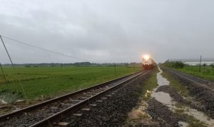 Jalur KA Tegowanu - Brumbung Aman Dilalui Usai Genangan Surut dan Dilakukan Penanganan Tim Daop 4, Perjalanan KA Normal Kembali. Sumber : viralsumsel.com