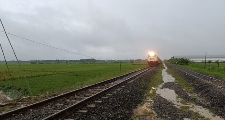 Jalur KA Tegowanu - Brumbung Aman Dilalui Usai Genangan Surut dan Dilakukan Penanganan Tim Daop 4, Perjalanan KA Normal Kembali. Sumber : viralsumsel.com